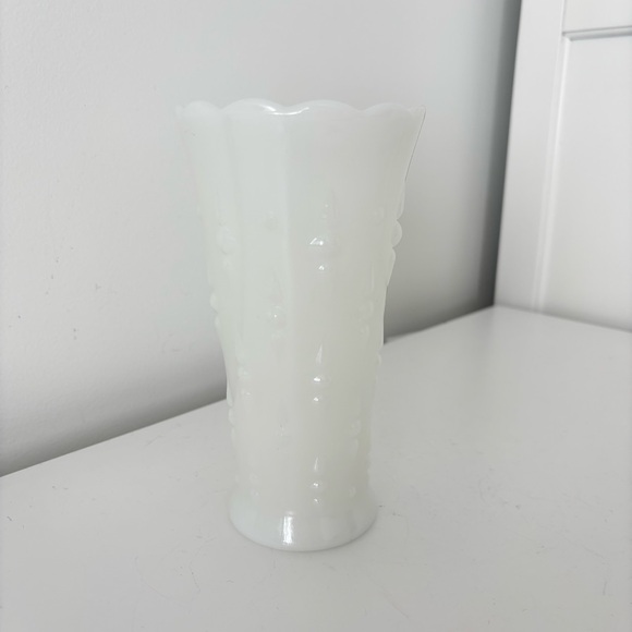 Vintage Anchor Hocking milk glass trumpet shaped vase scalloped edge teardrop - Picture 4 of 10